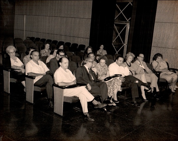 Foto de  Charla sobre Thoreau por Ezequiel Martínez Estrada con la presencia de Eliseo Diego y Maruja Iglesias en el auditorio, 29 de octubre de 1962. Foto Cooperativa Fotográfica. Fondos BNCJM.